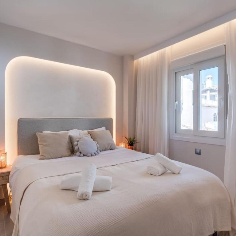 Ultimate Rentals - Luxury Penthouse - Los Naranjos de Marbella - Two-Bedroom Apartment with Mountain View - 3