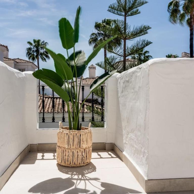 Ultimate Rentals - Luxury Penthouse - Los Naranjos de Marbella - Two-Bedroom Apartment with Mountain View - 37