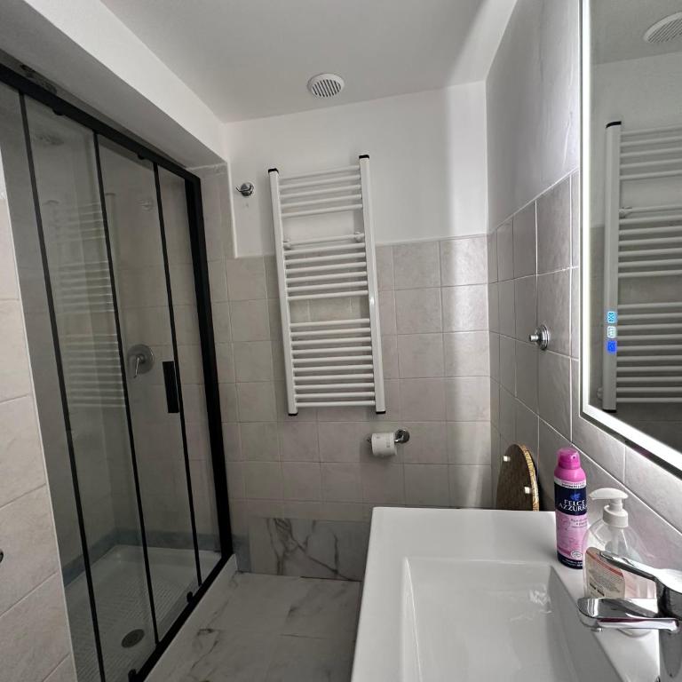 Român Holidays - Double Room with Shared Bathroom - 8