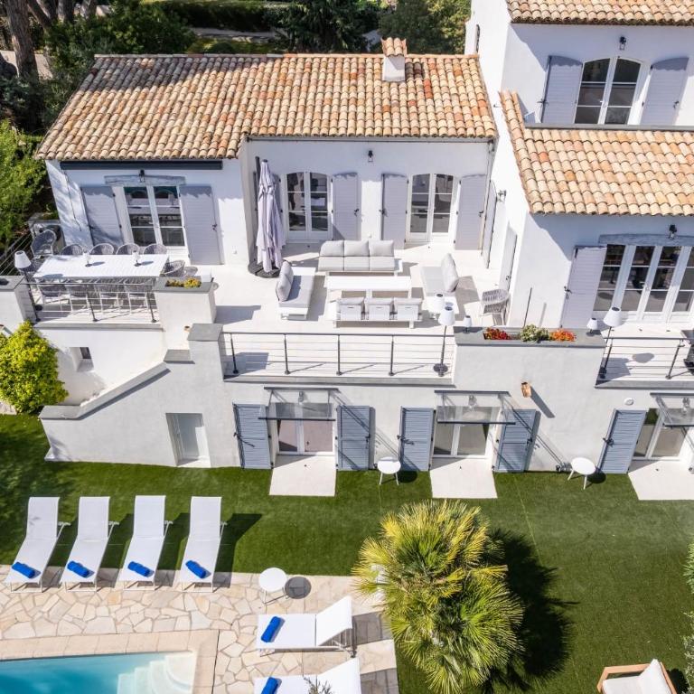 One of a kind 6 BR 6 bath villa sauna jacuzzi pool just 15 mns off town - Maison de Vacances - 1