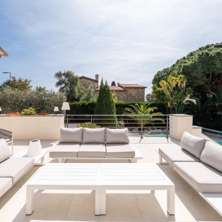 One of a kind 6 BR 6 bath villa sauna jacuzzi pool just 15 mns off town - Maison de Vacances - 4