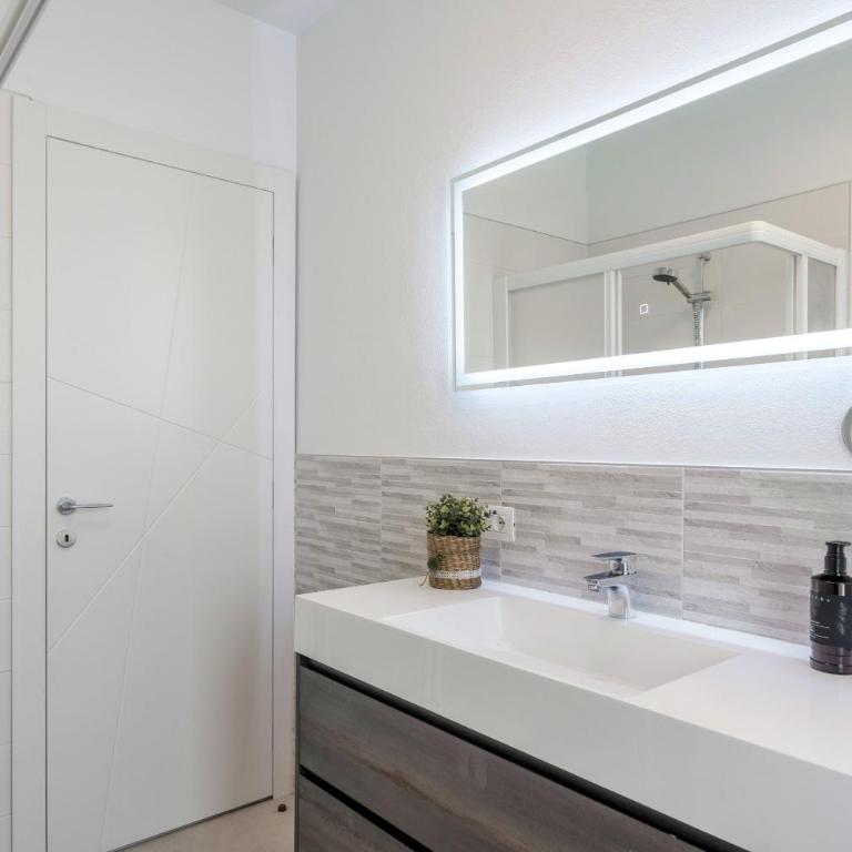 EMERALD APARTMENT - Regarda Travel - Appartamento con 2 Camere da Letto e Balcone - 21