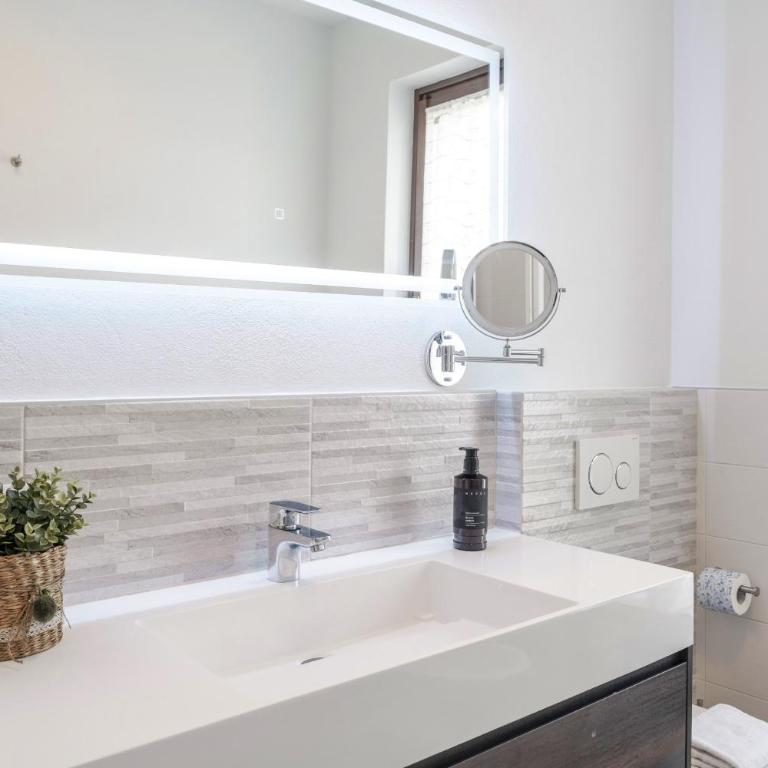 EMERALD APARTMENT - Regarda Travel - Appartamento con 2 Camere da Letto e Balcone - 22
