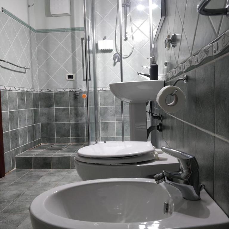 Kalos Rooms - Camera Tripla Comfort - 6