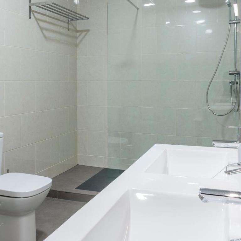 Ant Hostel Barcelona - Classic Family Room with Private Bathroom - 2