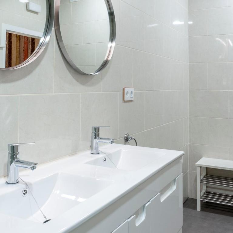 Ant Hostel Barcelona - Classic Family Room with Private Bathroom - 3