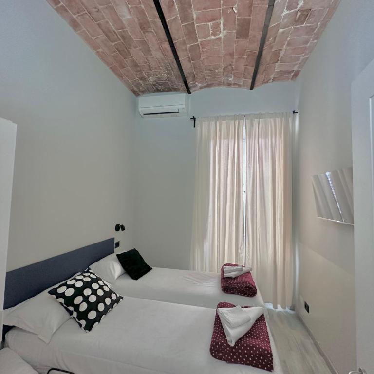 Român Holidays - Twin Room with Shared Bathroom - 3