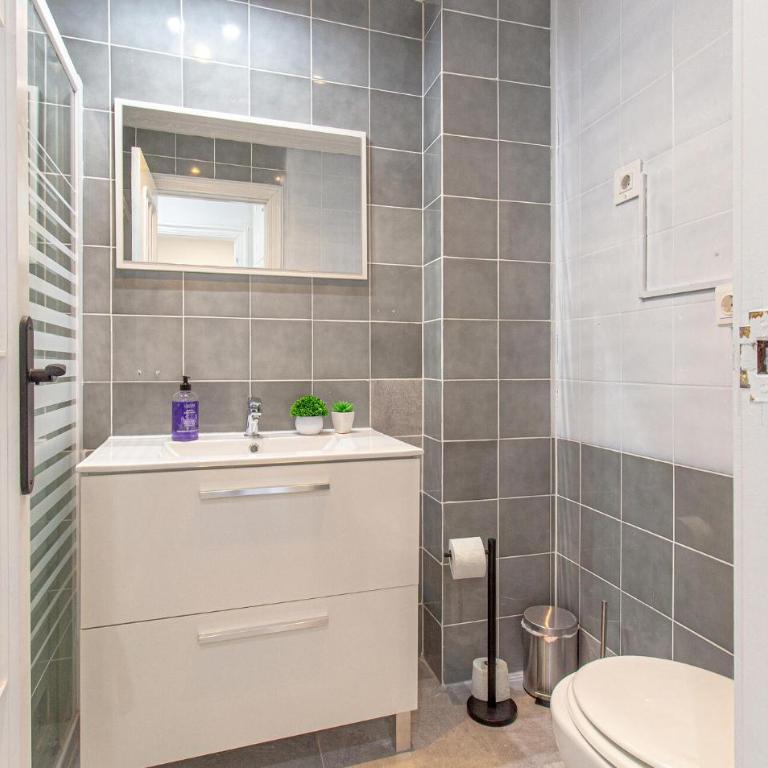 Beach Front Apartment In Torrevieja With Wifi - One-Bedroom Apartment - 9