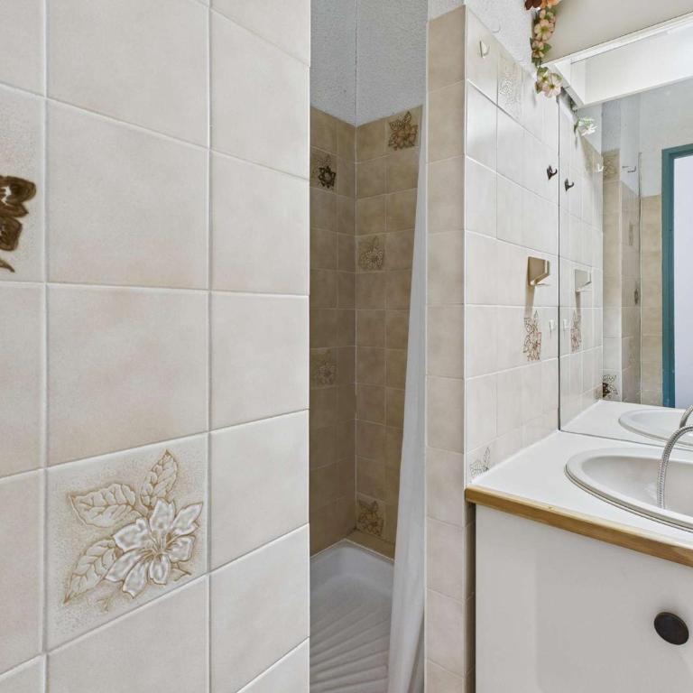 Studio Cabine Lumineux pour 4 au Grau d'Agde avec Vue Piscine et Parking - Studio - 6
