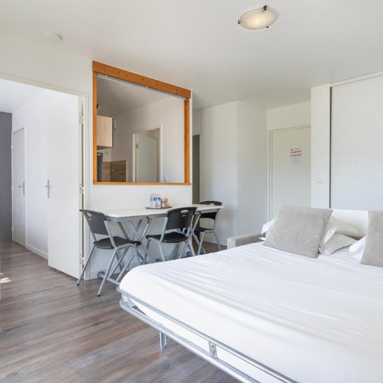 Séjours & Affaires Annecy Le Pont Neuf - Appartement en Duplex - 2