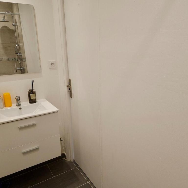 Beau studio, Le Lérins Centre Juan-les-Pins , 150m des plages - Appartement 1 Chambre - 10