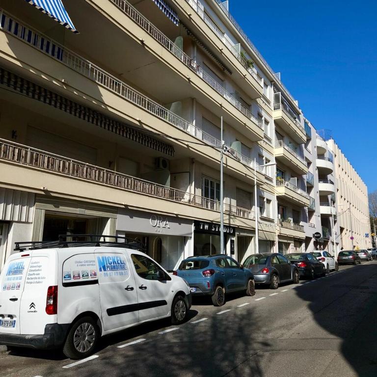 Beau studio, Le Lérins Centre Juan-les-Pins , 150m des plages - Appartement 1 Chambre - 12