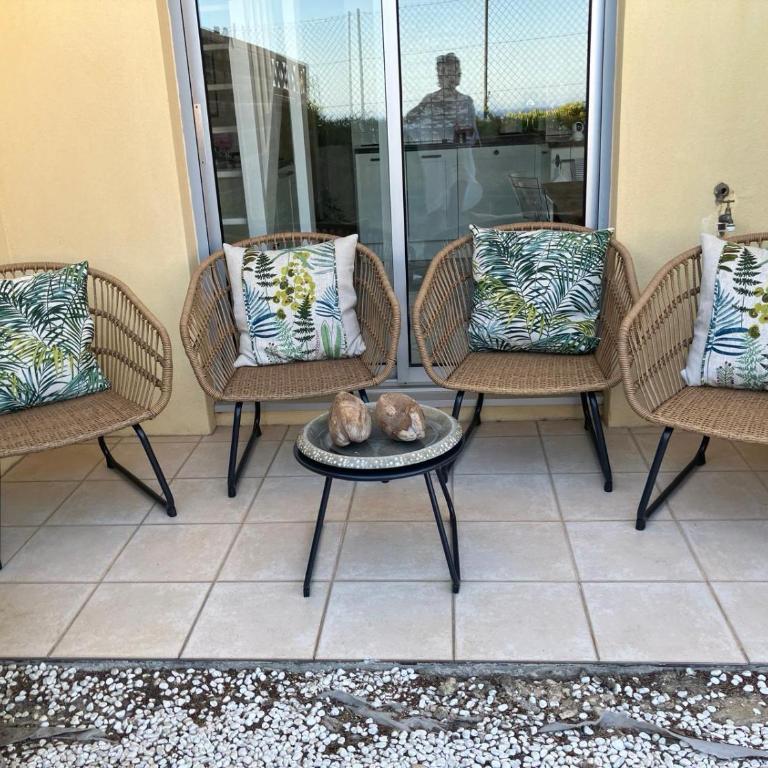 Calm private garden seaview shared pool parking - Appartement 2 Chambres - 28