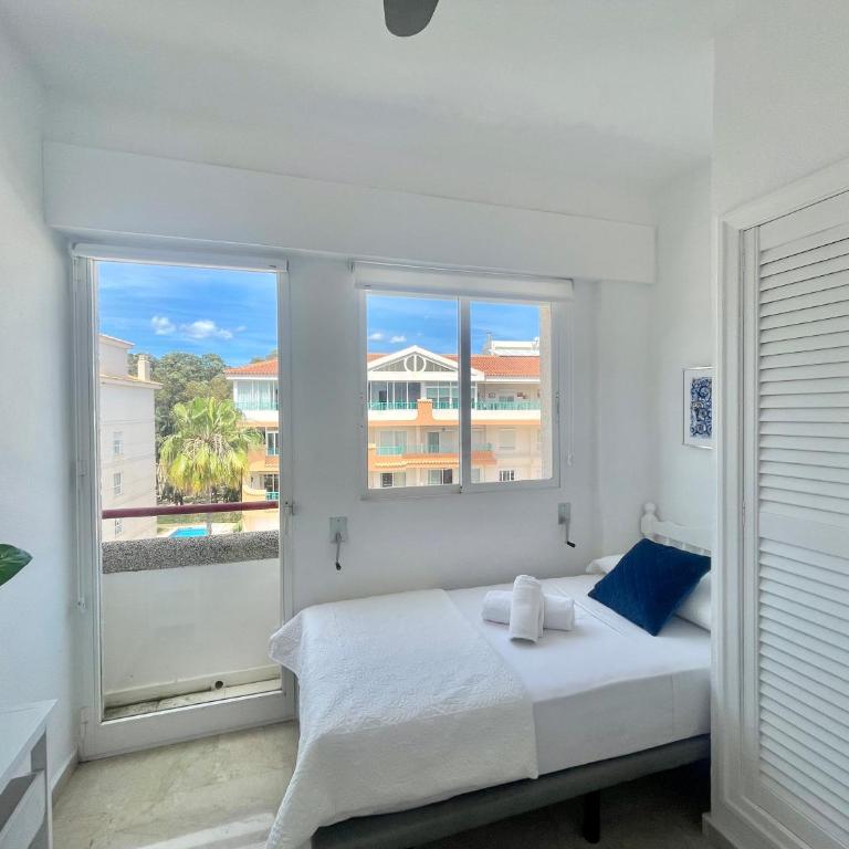 Sunny Albir Penthouse - Two-Bedroom Apartment with Sea View - 10