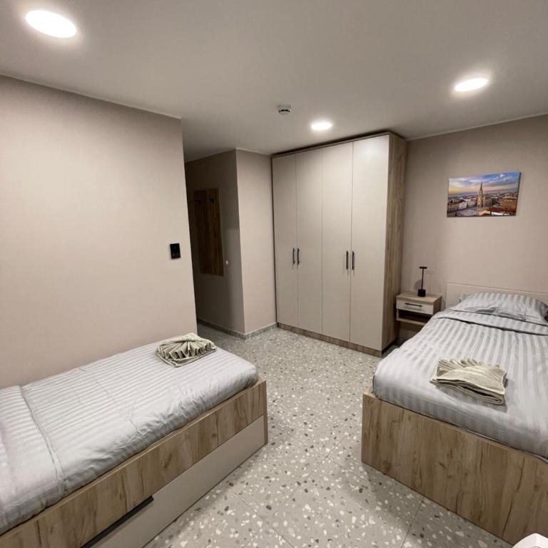 Hostel Novi Sad - Dvokrevetna Soba sa Bračnim Krevetom - 4