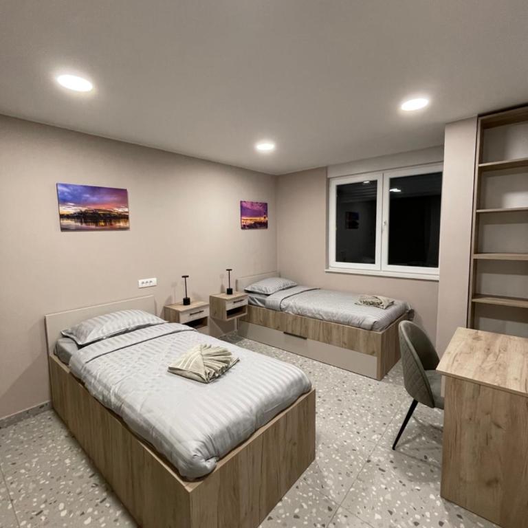 Hostel Novi Sad - Dvokrevetna Soba sa Bračnim Krevetom - 6