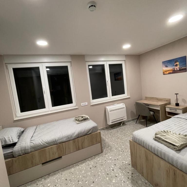 Hostel Novi Sad - Dvokrevetna Soba sa Bračnim Krevetom - 14