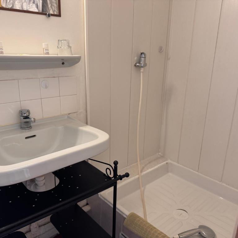 Le Chemin Neuf - Zweibettzimmer mit Gemeinschafts-WC - 5