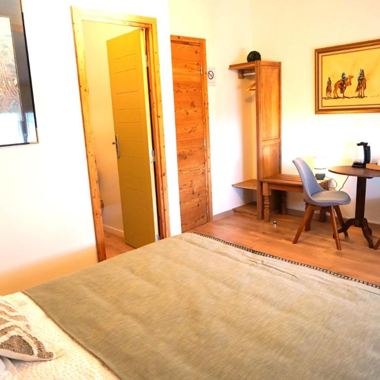 Au Ptit bonheur avec parking motos et vélos et petit déjeuner inclus - Chambre Double - Vue sur Montagne - 3