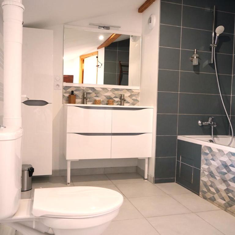 Au Ptit bonheur avec parking motos et vélos et petit déjeuner inclus - Chambre Quadruple avec Baignoire - 3