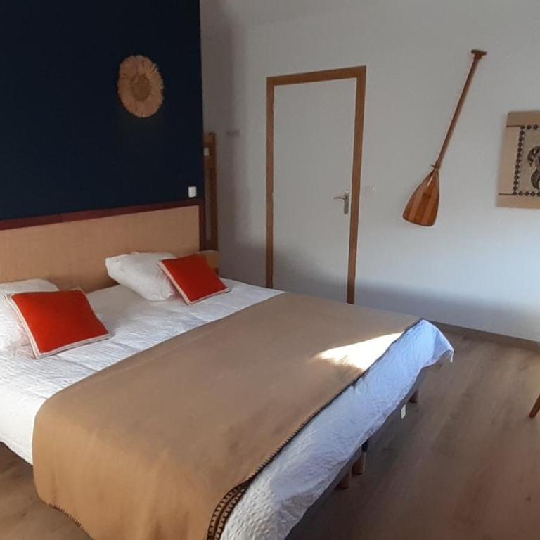 Au Ptit bonheur avec parking motos et vélos et petit déjeuner inclus - Chambre Quadruple avec Baignoire - 2