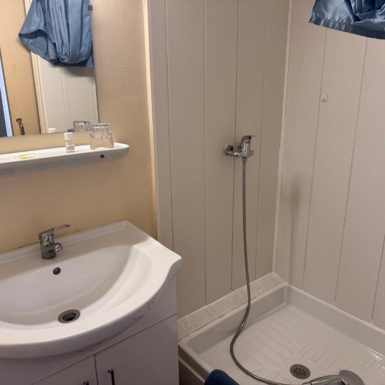 Le Chemin Neuf - Doppelzimmer mit Gemeinschafts-WC - 1