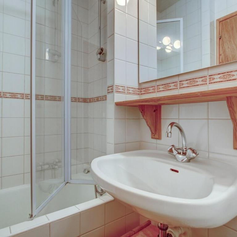 Large 8 Bedroom Chalet in Essert Romand - Appartement - 2