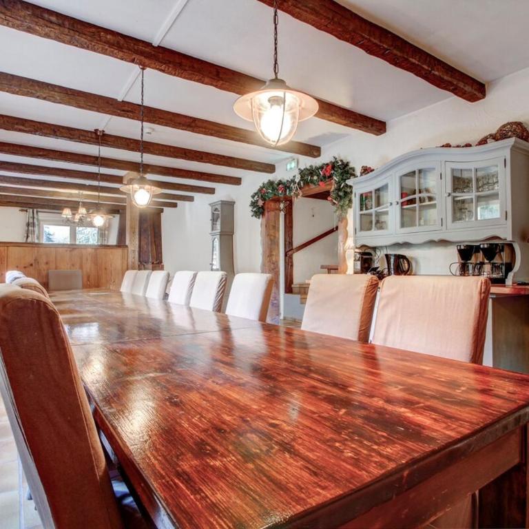Large 8 Bedroom Chalet in Essert Romand - Appartement - 11