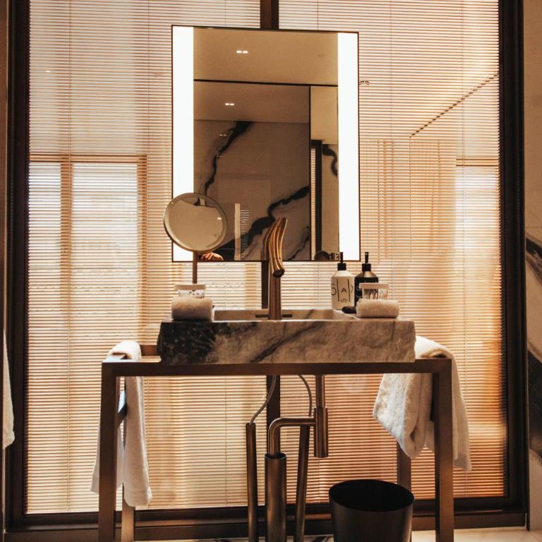 Hotel SAX Paris, LXR Hotels & Resorts - Chambre Lit King-Size Prestige - Accessible aux Personnes à Mobilité Réduite - 3