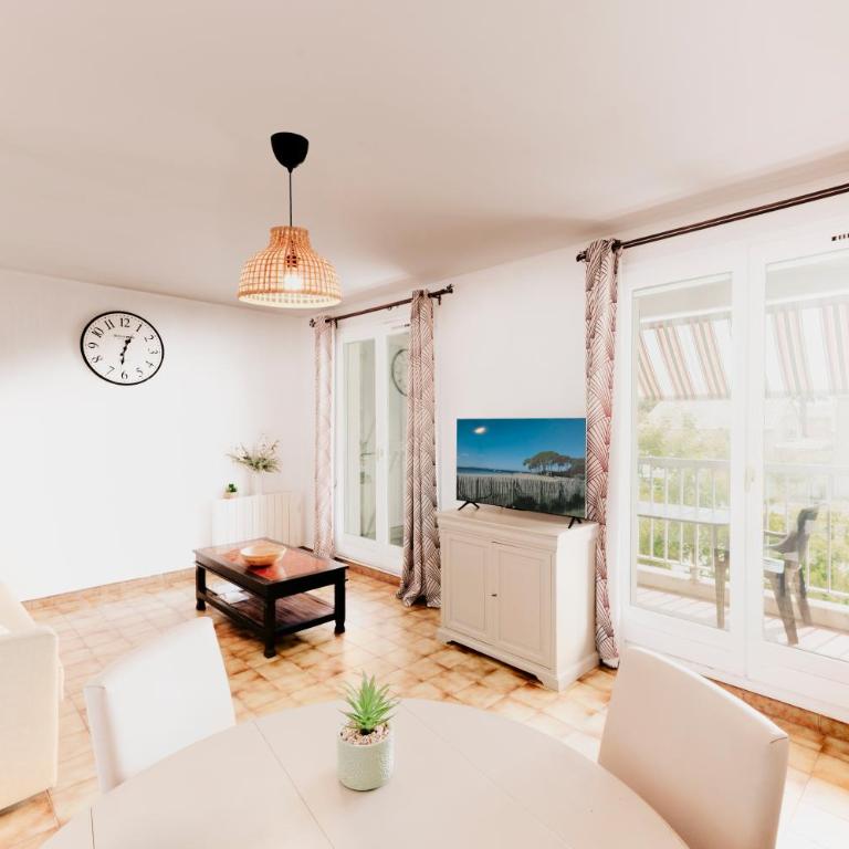 "OFFRE ANNIVERSARY GENIUS LONG SEJOUR" -- SPECIAL COUPLE -- CALME EN PLEIN COEUR DU VAR - Terrasse Sud - Lit Queen Size - Netflix - Climatisation & Wifi - Parking Privé -- A 2MIN CENTRE-VILLE et 6MIN MER & PORT - Apartamento de 1 dormitorio - 4