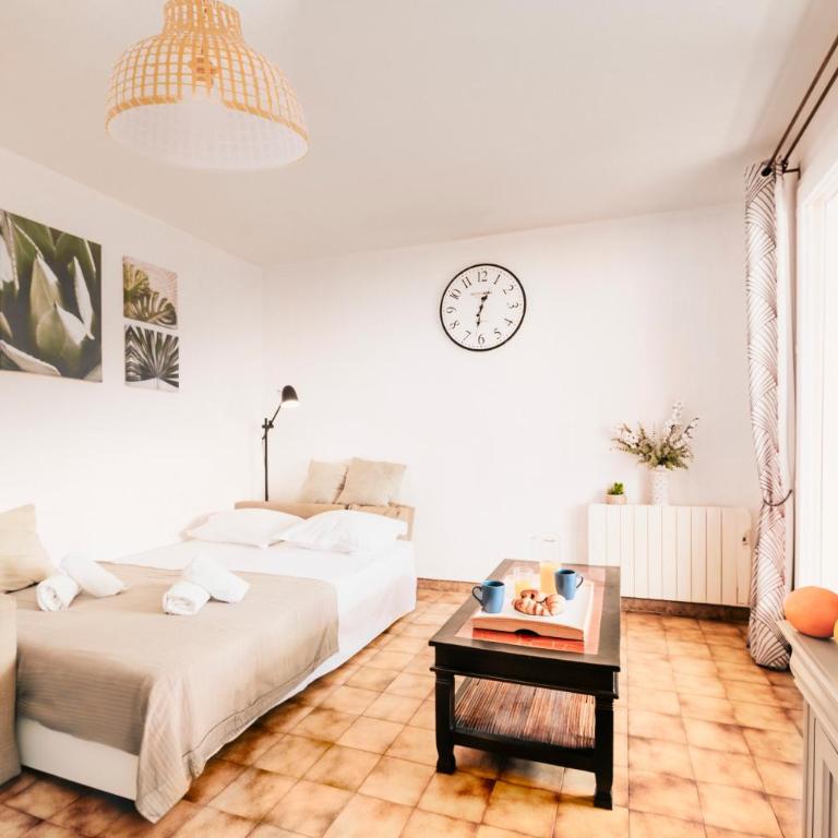 "OFFRE ANNIVERSARY GENIUS LONG SEJOUR" -- SPECIAL COUPLE -- CALME EN PLEIN COEUR DU VAR - Terrasse Sud - Lit Queen Size - Netflix - Climatisation & Wifi - Parking Privé -- A 2MIN CENTRE-VILLE et 6MIN MER & PORT - Apartamento de 1 dormitorio - 11