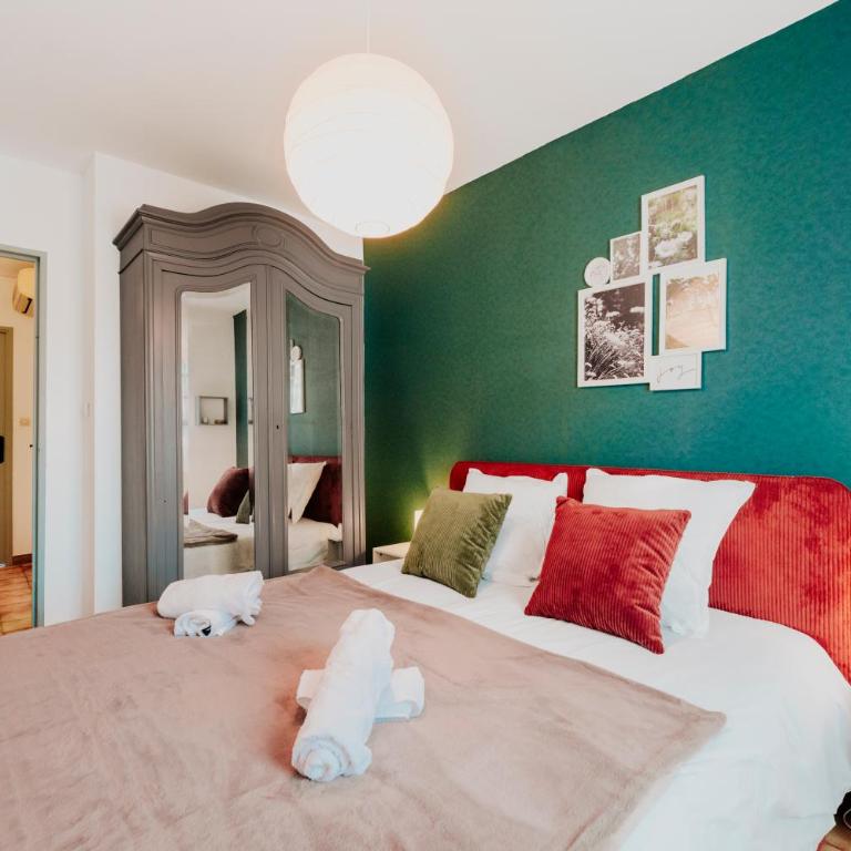 "OFFRE ANNIVERSARY GENIUS LONG SEJOUR" -- SPECIAL COUPLE -- CALME EN PLEIN COEUR DU VAR - Terrasse Sud - Lit Queen Size - Netflix - Climatisation & Wifi - Parking Privé -- A 2MIN CENTRE-VILLE et 6MIN MER & PORT - Apartamento de 1 dormitorio - 8