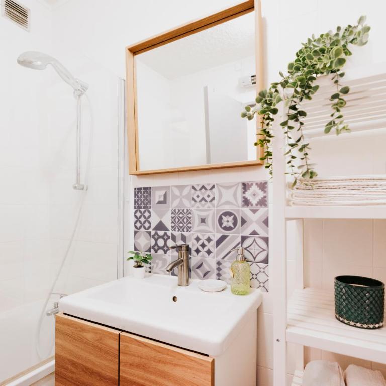 "OFFRE ANNIVERSARY GENIUS LONG SEJOUR" -- SPECIAL COUPLE -- CALME EN PLEIN COEUR DU VAR - Terrasse Sud - Lit Queen Size - Netflix - Climatisation & Wifi - Parking Privé -- A 2MIN CENTRE-VILLE et 6MIN MER & PORT - Apartamento de 1 dormitorio - 13