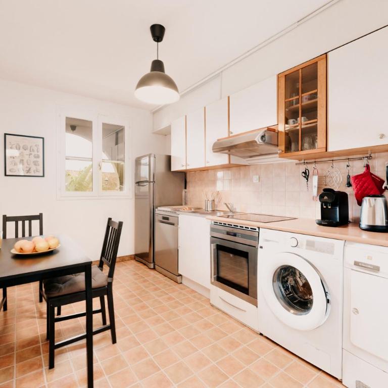 "OFFRE ANNIVERSARY GENIUS LONG SEJOUR" -- SPECIAL COUPLE -- CALME EN PLEIN COEUR DU VAR - Terrasse Sud - Lit Queen Size - Netflix - Climatisation & Wifi - Parking Privé -- A 2MIN CENTRE-VILLE et 6MIN MER & PORT - Apartamento de 1 dormitorio - 15