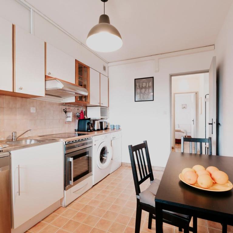 "OFFRE ANNIVERSARY GENIUS LONG SEJOUR" -- SPECIAL COUPLE -- CALME EN PLEIN COEUR DU VAR - Terrasse Sud - Lit Queen Size - Netflix - Climatisation & Wifi - Parking Privé -- A 2MIN CENTRE-VILLE et 6MIN MER & PORT - Apartamento de 1 dormitorio - 16