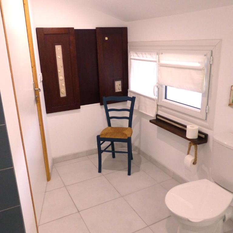 Au Ptit bonheur avec parking motos et vélos et petit déjeuner inclus - Chambre Quadruple avec Baignoire - 5