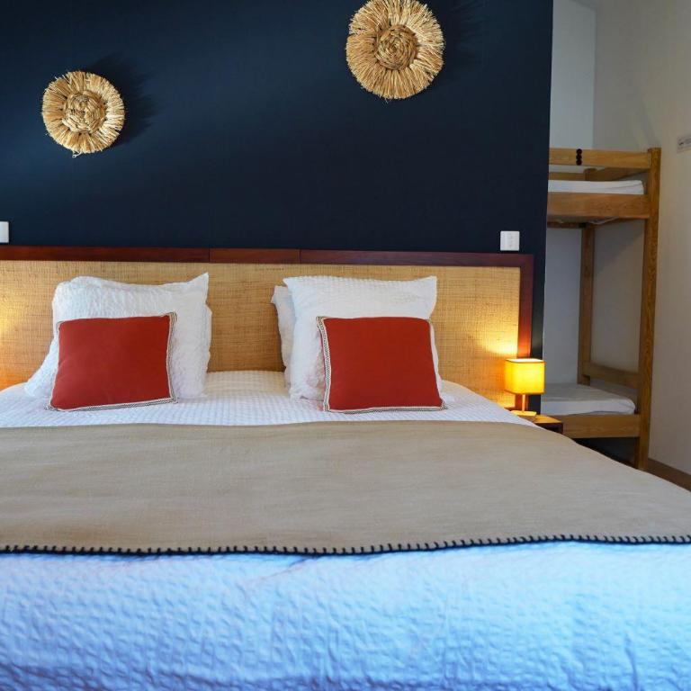 Au Ptit bonheur avec parking motos et vélos et petit déjeuner inclus - Chambre Quadruple avec Baignoire - 1