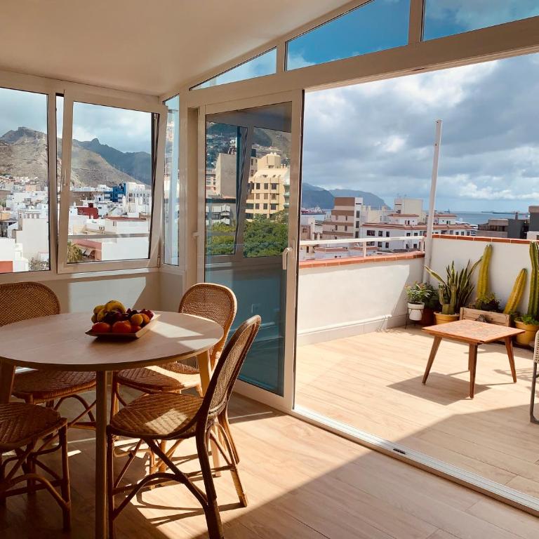 Ático con Terraza, Vistas Panorámicas y Parking - Apartamento de 2 dormitorios - 1