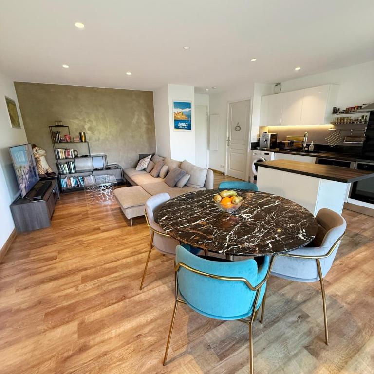 Apt with 2 bedrooms, terrace, pool & parking - Appartement 2 Chambres - 1