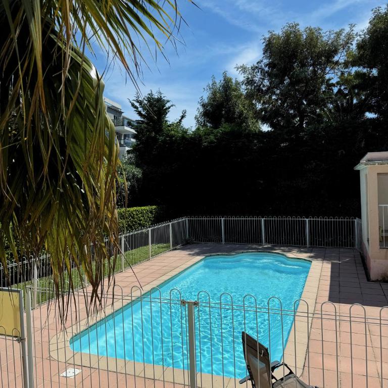 Apt with 2 bedrooms, terrace, pool & parking - Appartement 2 Chambres - 10