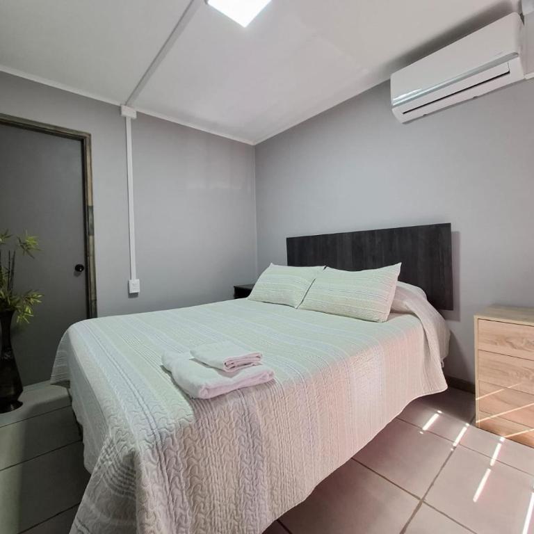 HOSPEDAJE CENTRO ANGOL - Habitación Doble con baño privado - 1 o 2 camas - 1