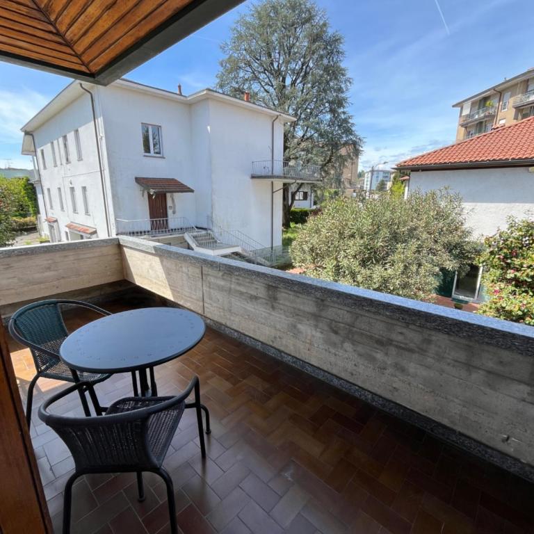 Bella Vita Guesthouse -parcheggio privato interno - Camera Tripla con Balcone - 5