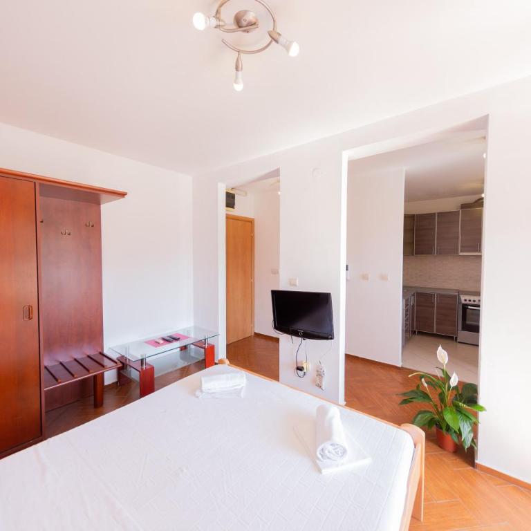 SMS Apartments - Standard Triple Studio - 4