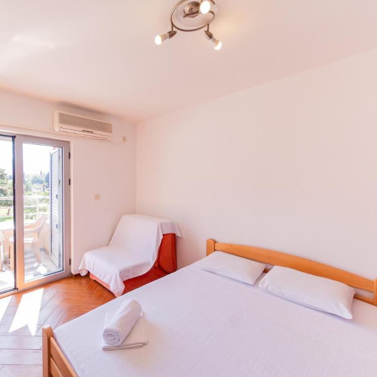 SMS Apartments - Standard Triple Studio - 9