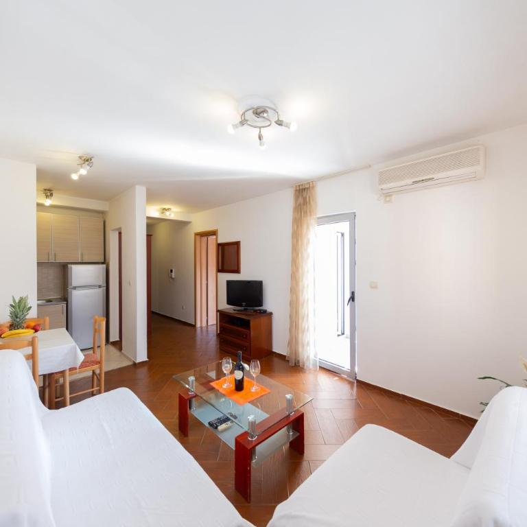 SMS Apartments - One-Bedroom Apartment - 5