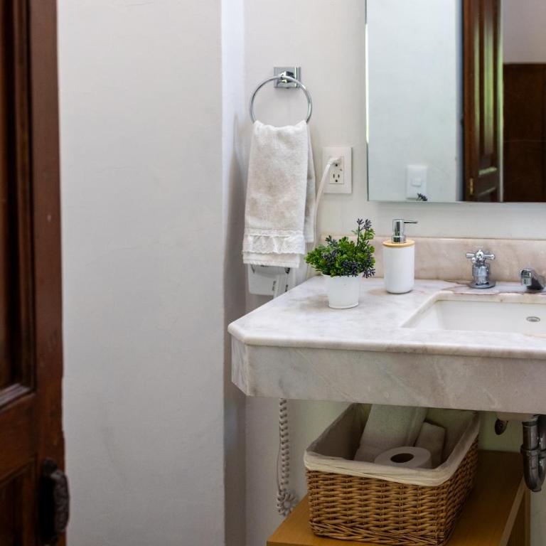 Casa Araiza - Quadruple Room with Private Bathroom - 1