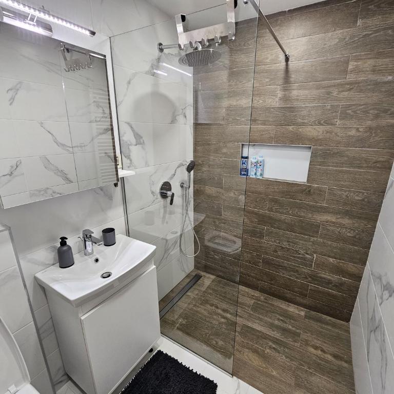 Apartments Univer - Comfort One-Bedroom Apartment - 7