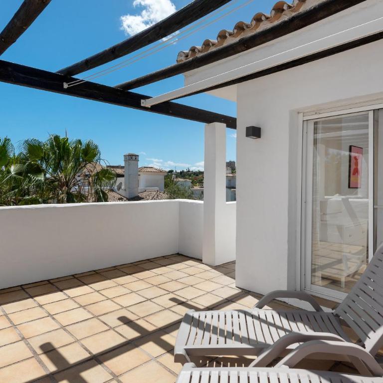 Stylish 2-Bedroom Penthouse in Los Naranjos de Marbella - Two-Bedroom Apartment with Terrace - 2