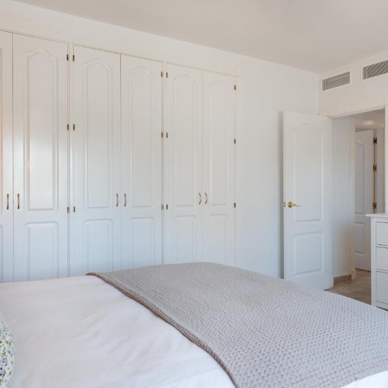 Stylish 2-Bedroom Penthouse in Los Naranjos de Marbella - Two-Bedroom Apartment with Terrace - 14