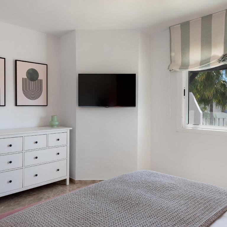 Stylish 2-Bedroom Penthouse in Los Naranjos de Marbella - Two-Bedroom Apartment with Terrace - 13